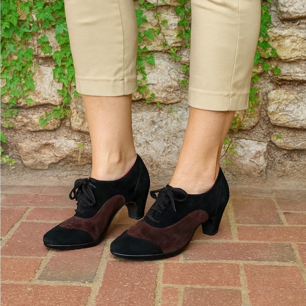 PAS DE ROUGE Black and Brown Suede Spectator Lace-Up Oxfords, 38.5